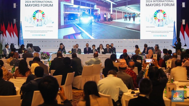 Penetapan kota Toyota sebagai tuan rumah IMF 2025 dilakukan setelah Deklarasi Jakarta yang dibacakan bergantian oleh perwakilan kepala daerah yang hadir dalam acara International Mayors Forum (IMF) 2025 di Grand Hyatt, Jakarta, Kamis (4/7/2024). (CNBC Indonesia/Faisal Rahman)
