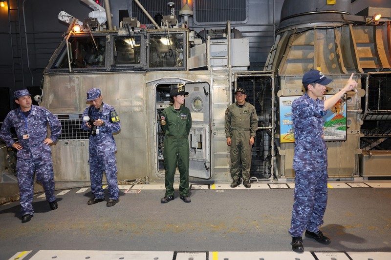 Orang-orang berdiri di dalam lambung KRI Raden Eddy Martadinata selama latihan militer Lingkar Pasifik (RIMPAC) di Pangkalan Gabungan Pearl Harbor-Hickam, Hawaii, AS 3 Juli 2024. (REUTERS/Marco Garcia) Orang-orang berdiri di dalam lambung KRI Raden Eddy Martadinata selama latihan militer Lingkar Pasifik (RIMPAC) di Pangkalan Gabungan Pearl Harbor-Hickam, Hawaii, AS 3 Juli 2024. (REUTERS/Marco Garcia)