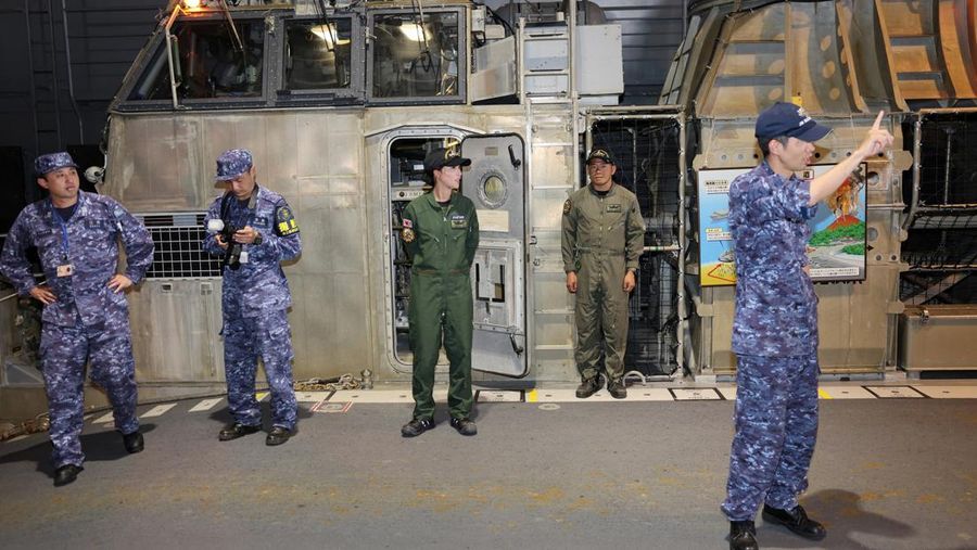 Orang-orang berdiri di dalam lambung KRI Raden Eddy Martadinata selama latihan militer Lingkar Pasifik (RIMPAC) di Pangkalan Gabungan Pearl Harbor-Hickam, Hawaii, AS 3 Juli 2024. (REUTERS/Marco Garcia)
