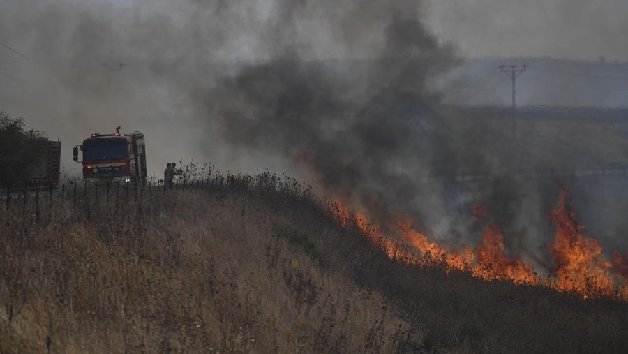 Kelompok Hizbullah menembakkan rentetan roket ke wilayah Israel pada Kamis, (4/7/2024) waktu setempat. (REUTERS/Ayal Margolin)
