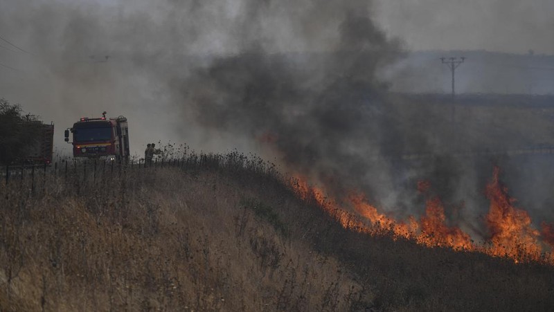 Kelompok Hizbullah menembakkan rentetan roket ke wilayah Israel pada Kamis, (4/7/2024) waktu setempat. (REUTERS/Ayal Margolin)