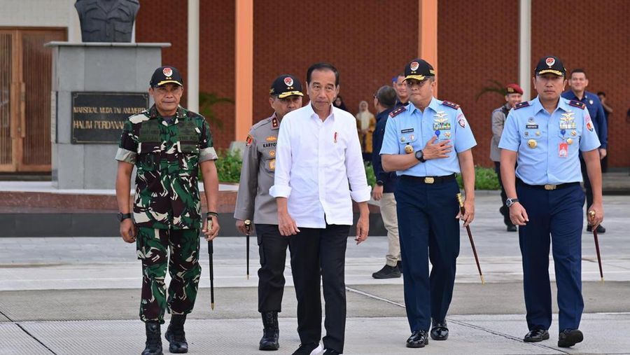 Presiden Joko Widodo (Jokowi) bertolak ke Sulawesi Selatan untuk meninjau rumah sakit umum daerah (RSUD) hingga melihat langsung pemberian bantuan pompa air, Kamis (4/7/2024). (Dok. BPMI)