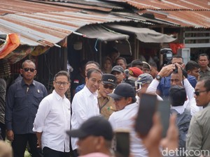 Jokowi Tinjau Pasar Palakka Bone, Disambut Riuh Warga Berebut Foto