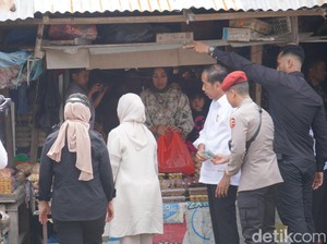 Momen Jokowi Beli Kacang Disco Rp 200 Ribu di Pasar Palakka Bone