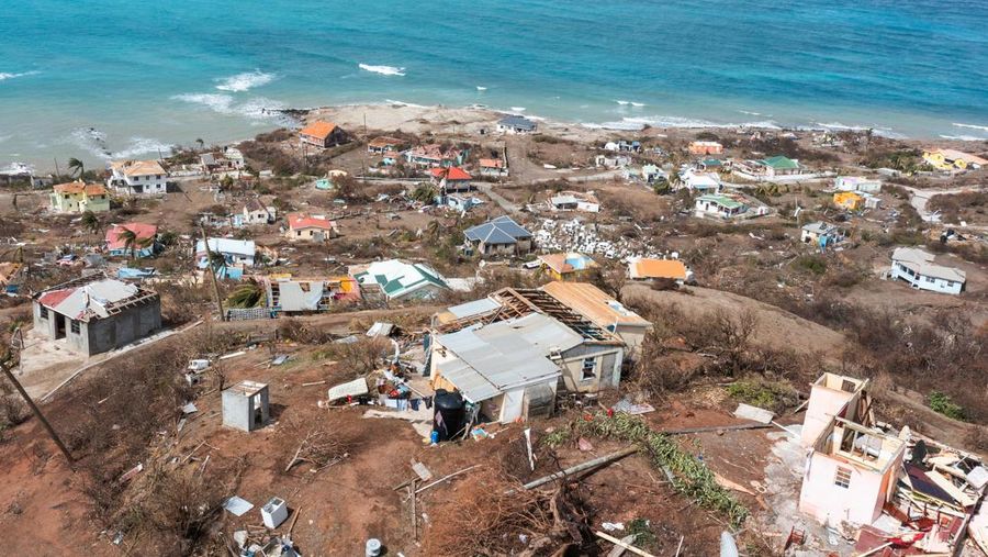 Puing-puing yang berserakan dan rumah-rumah yang atapnya hilang terlihat dalam foto drone setelah Badai Beryl melewati pulau Petite Martinique, Grenada 2 Juli 2024. (REUTERS/Arthur Daniel)
