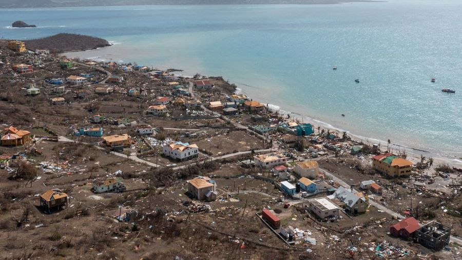 Puing-puing yang berserakan dan rumah-rumah yang atapnya hilang terlihat dalam foto drone setelah Badai Beryl melewati pulau Petite Martinique, Grenada 2 Juli 2024. (REUTERS/Arthur Daniel)