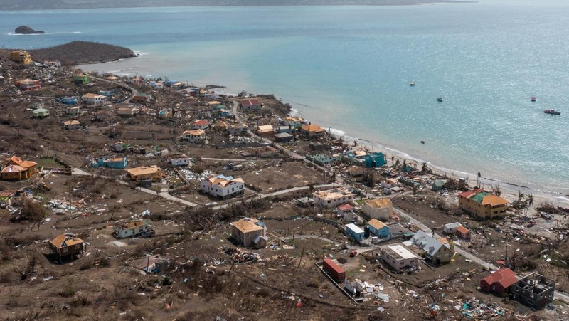 Puing-puing yang berserakan dan rumah-rumah yang atapnya hilang terlihat dalam foto drone setelah Badai Beryl melewati pulau Petite Martinique, Grenada 2 Juli 2024. (REUTERS/Arthur Daniel)