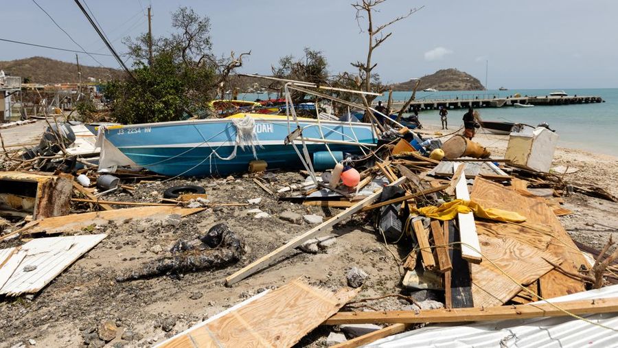 Puing-puing yang berserakan dan rumah-rumah yang atapnya hilang terlihat dalam foto drone setelah Badai Beryl melewati pulau Petite Martinique, Grenada 2 Juli 2024. (REUTERS/Arthur Daniel)