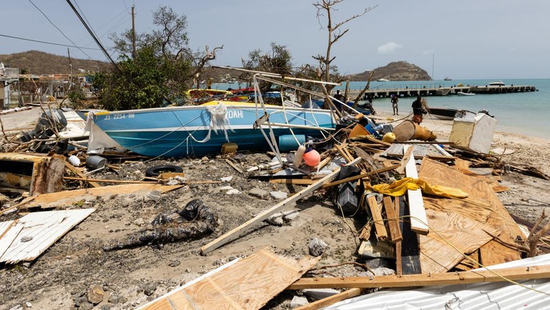 Puing-puing yang berserakan dan rumah-rumah yang atapnya hilang terlihat dalam foto drone setelah Badai Beryl melewati pulau Petite Martinique, Grenada 2 Juli 2024. (REUTERS/Arthur Daniel)