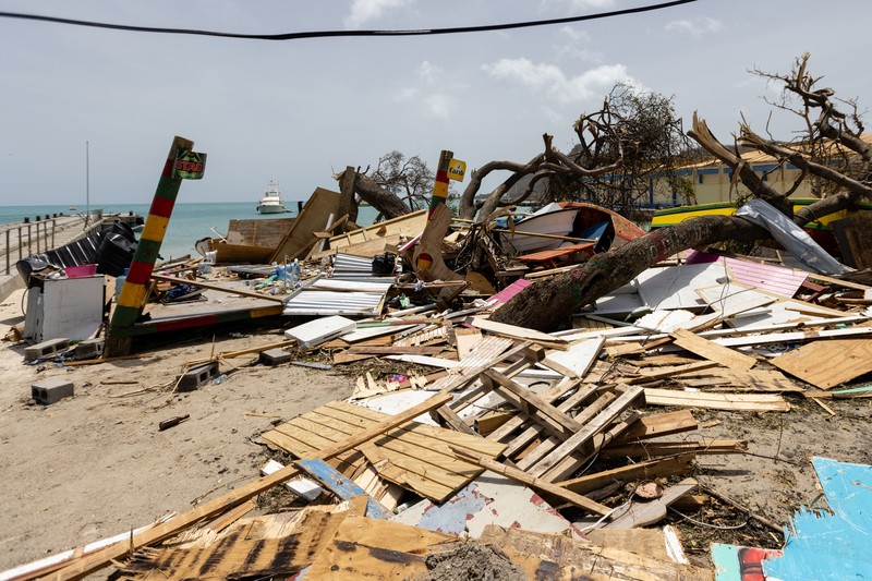 Puing-puing yang berserakan dan rumah-rumah yang atapnya hilang terlihat dalam foto drone setelah Badai Beryl melewati pulau Petite Martinique, Grenada 2 Juli 2024. Puing-puing yang berserakan dan rumah-rumah yang atapnya hilang terlihat dalam foto drone setelah Badai Beryl melewati pulau Petite Martinique, Grenada 2 Juli 2024. (REUTERS/Arthur Daniel)
