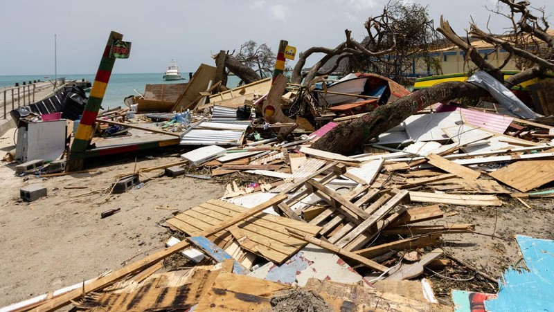 Puing-puing yang berserakan dan rumah-rumah yang atapnya hilang terlihat dalam foto drone setelah Badai Beryl melewati pulau Petite Martinique, Grenada 2 Juli 2024. (REUTERS/Arthur Daniel)