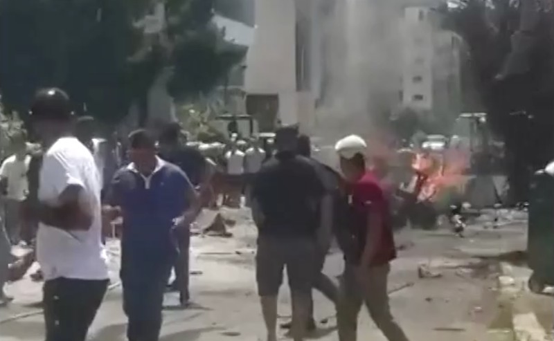 Sebuah video pendek dari Reuters menunjukkan mobil terbakar yang dikatakan milik Mohammed Nasser, salah satu komandan utama Hizbullah, di dekat Tyre, Lebanon selatan pada Rabu (3 Juli). Israel mengatakan telah menyerang dan menghancurkannya. Sebuah video pendek dari Reuters menunjukkan mobil terbakar yang dikatakan milik Mohammed Nasser, salah satu komandan utama Hizbullah, di dekat Tyre, Lebanon selatan pada Rabu (3 Juli). Israel mengatakan telah menyerang dan menghancurkannya. (Tangkapan Layar Video Reuters)