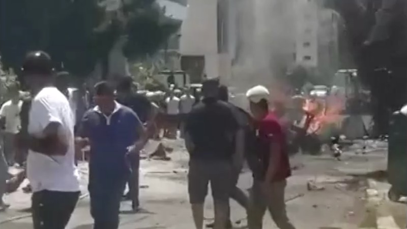 Sebuah video pendek dari Reuters menunjukkan mobil terbakar yang dikatakan milik Mohammed Nasser, salah satu komandan utama Hizbullah, di dekat Tyre, Lebanon selatan pada Rabu (3 Juli). Israel mengatakan telah menyerang dan menghancurkannya. (Tangkapan Layar Video Reuters)