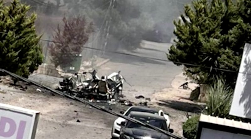 Sebuah video pendek dari Reuters menunjukkan mobil terbakar yang dikatakan milik Mohammed Nasser, salah satu komandan utama Hizbullah, di dekat Tyre, Lebanon selatan pada Rabu (3 Juli). Israel mengatakan telah menyerang dan menghancurkannya. Sebuah video pendek dari Reuters menunjukkan mobil terbakar yang dikatakan milik Mohammed Nasser, salah satu komandan utama Hizbullah, di dekat Tyre, Lebanon selatan pada Rabu (3 Juli). Israel mengatakan telah menyerang dan menghancurkannya. (Tangkapan Layar Video Reuters)