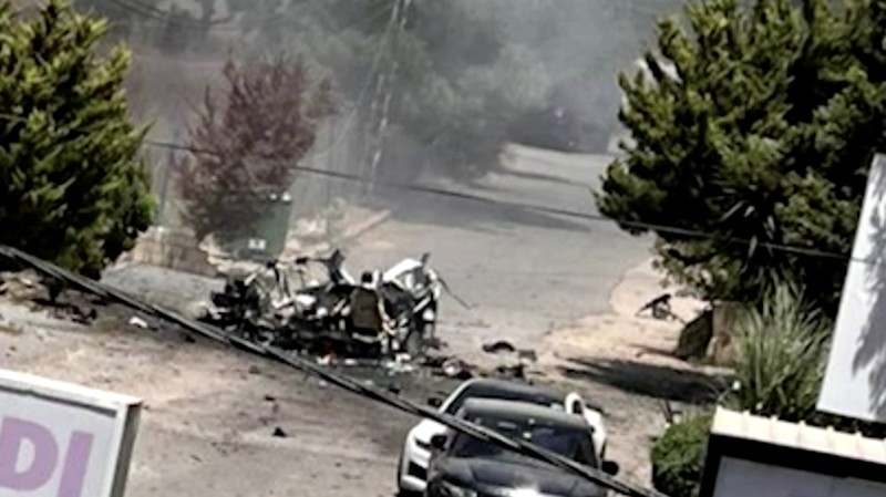 Sebuah video pendek dari Reuters menunjukkan mobil terbakar yang dikatakan milik Mohammed Nasser, salah satu komandan utama Hizbullah, di dekat Tyre, Lebanon selatan pada Rabu (3 Juli). Israel mengatakan telah menyerang dan menghancurkannya. (Tangkapan Layar Video Reuters)
