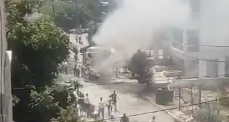 Sebuah video pendek dari Reuters menunjukkan mobil terbakar yang dikatakan milik Mohammed Nasser, salah satu komandan utama Hizbullah, di dekat Tyre, Lebanon selatan pada Rabu (3 Juli). Israel mengatakan telah menyerang dan menghancurkannya. Sebuah video pendek dari Reuters menunjukkan mobil terbakar yang dikatakan milik Mohammed Nasser, salah satu komandan utama Hizbullah, di dekat Tyre, Lebanon selatan pada Rabu (3 Juli). Israel mengatakan telah menyerang dan menghancurkannya. (Tangkapan Layar Video Reuters)