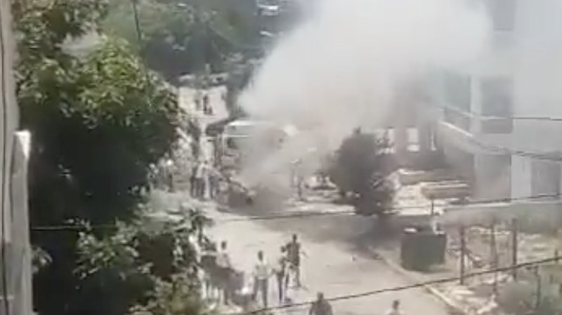 Sebuah video pendek dari Reuters menunjukkan mobil terbakar yang dikatakan milik Mohammed Nasser, salah satu komandan utama Hizbullah, di dekat Tyre, Lebanon selatan pada Rabu (3 Juli). Israel mengatakan telah menyerang dan menghancurkannya. (Tangkapan Layar Video Reuters)