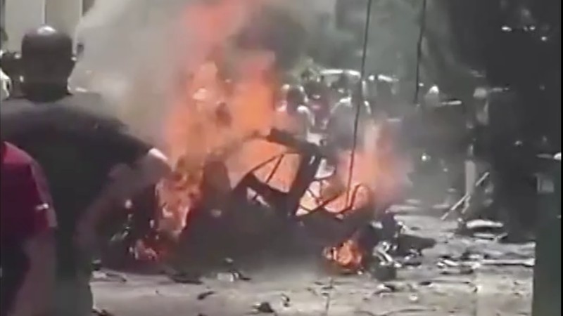 Sebuah video pendek dari Reuters menunjukkan mobil terbakar yang dikatakan milik Mohammed Nasser, salah satu komandan utama Hizbullah, di dekat Tyre, Lebanon selatan pada Rabu (3 Juli). Israel mengatakan telah menyerang dan menghancurkannya. Sebuah video pendek dari Reuters menunjukkan mobil terbakar yang dikatakan milik Mohammed Nasser, salah satu komandan utama Hizbullah, di dekat Tyre, Lebanon selatan pada Rabu (3 Juli). Israel mengatakan telah menyerang dan menghancurkannya. (Tangkapan Layar Video Reuters)