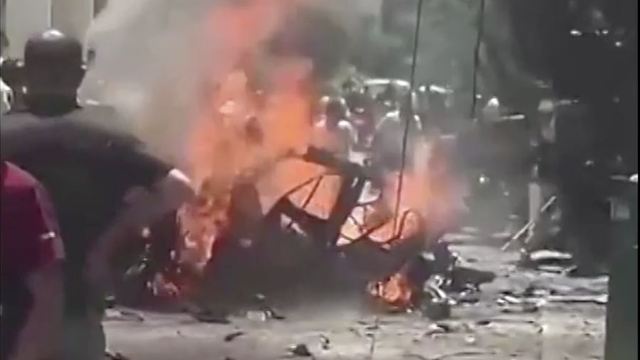 Sebuah video pendek dari Reuters menunjukkan mobil terbakar yang dikatakan milik Mohammed Nasser, salah satu komandan utama Hizbullah, di dekat Tyre, Lebanon selatan pada Rabu (3 Juli). Israel mengatakan telah menyerang dan menghancurkannya. (Tangkapan Layar Video Reuters)