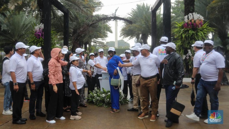 Sejumlah delegasi dan tamu undangan International Mayors Forum (IMF) 2024 melakukan kunjungan ke Ancol Taman Impian, Jakarta, Kamis (4/7/2024). (CNBC Indonesia/Faisal Rahman)
