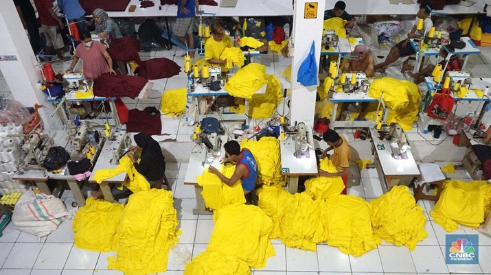 Sejumlah pekerja menyelesaikan kaos pesanan di konveksi Sinergi Adv kawasan Serengseng Sawah, Jakarta, Kamis, (4/7/2024). (CNBC Indonesia/Muhammad Sabki)