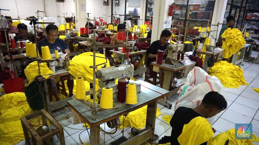 Sejumlah pekerja menyelesaikan kaos pesanan di konveksi Sinergi Adv kawasan Serengseng Sawah, Jakarta, Kamis, (4/7/2024). (CNBC Indonesia/Muhammad Sabki)