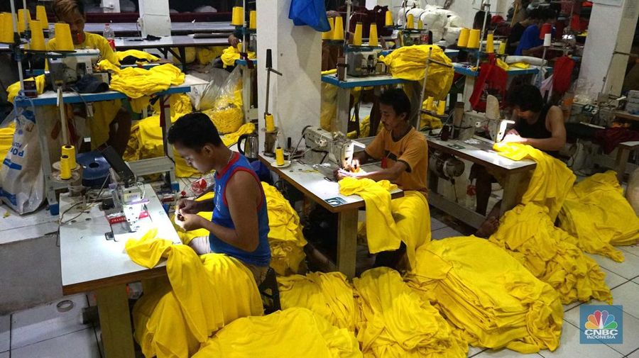 Sejumlah pekerja menyelesaikan kaos pesanan di konveksi Sinergi Adv kawasan Serengseng Sawah, Jakarta, Kamis, (4/7/2024). (CNBC Indonesia/Muhammad Sabki)