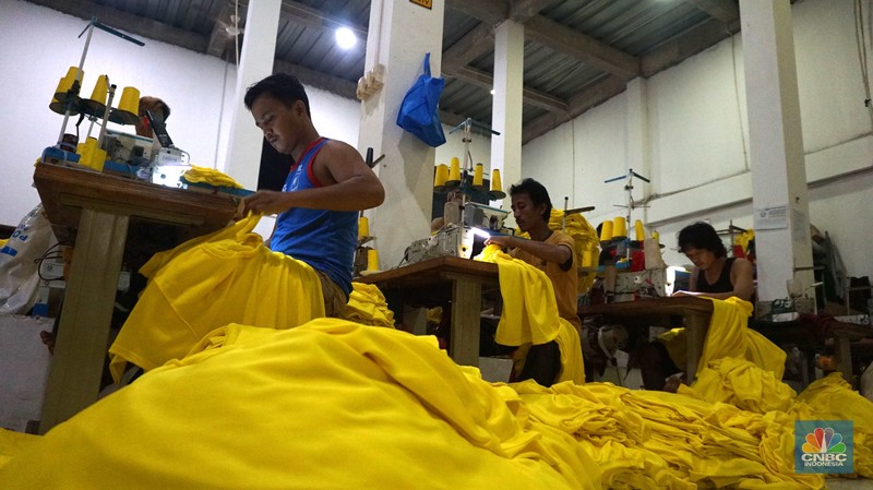Sejumlah pekerja menyelesaikan kaos pesanan di konveksi Sinergi Adv kawasan Serengseng Sawah, Jakarta, Kamis, (4/7/2024). (CNBC Indonesia/Muhammad Sabki)