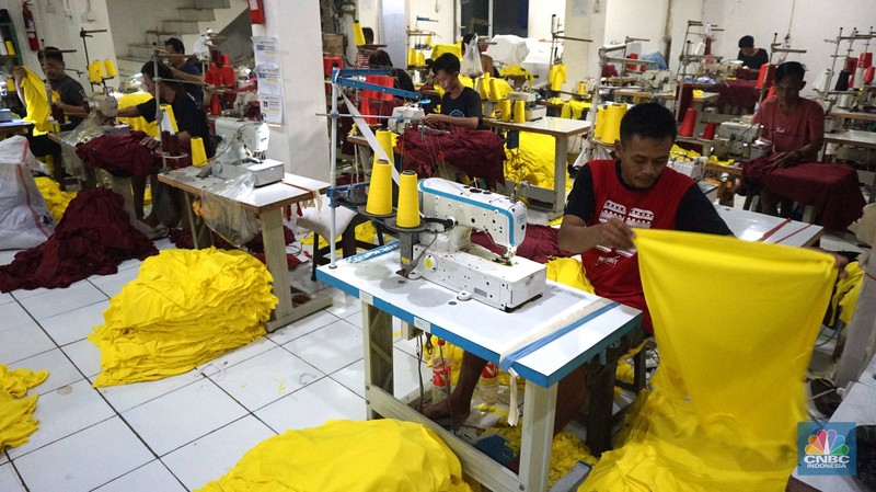 Sejumlah pekerja menyelesaikan kaos pesanan di konveksi Sinergi Adv kawasan Serengseng Sawah, Jakarta, Kamis, (4/7/2024). (CNBC Indonesia/Muhammad Sabki)