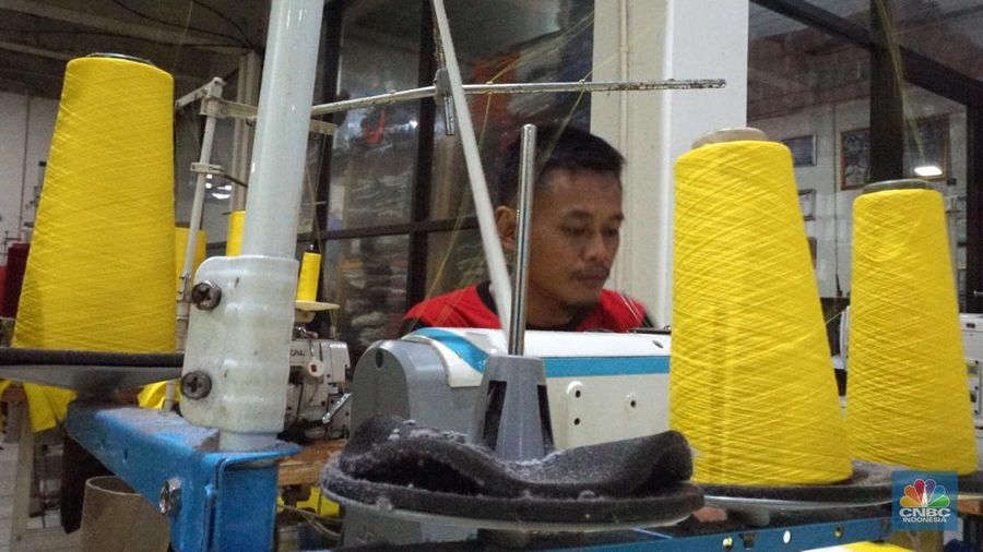 Sejumlah pekerja menyelesaikan kaos pesanan di konveksi Sinergi Adv kawasan Serengseng Sawah, Jakarta, Kamis, (4/7/2024). (²©²ÊÍøÕ¾/Muhammad Sabki)