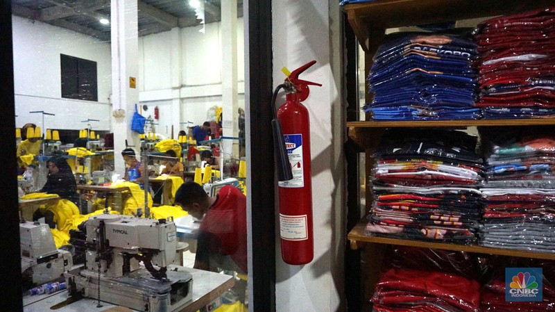 Sejumlah pekerja menyelesaikan kaos pesanan di konveksi Sinergi Adv kawasan Serengseng Sawah, Jakarta, Kamis, (4/7/2024). (CNBC Indonesia/Muhammad Sabki) Sejumlah pekerja menyelesaikan kaos pesanan di konveksi Sinergi Adv kawasan Serengseng Sawah, Jakarta, Kamis, (4/7/2024). (CNBC Indonesia/Muhammad Sabki)