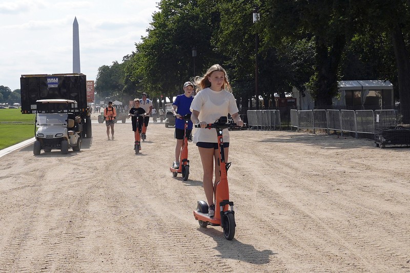 Orang-orang beristirahat di Dolores Park saat terjadi gelombang panas saat suhu naik hingga lebih dari 80 Fahrenheit (26,7 derajat Celcius), di San Francisco, California, AS, 2 Juli 2024. Orang-orang beristirahat di Dolores Park saat terjadi gelombang panas saat suhu naik hingga lebih dari 80 Fahrenheit (26,7 derajat Celcius), di San Francisco, California, AS, 2 Juli 2024. (REUTERS/Emily Steinberger)