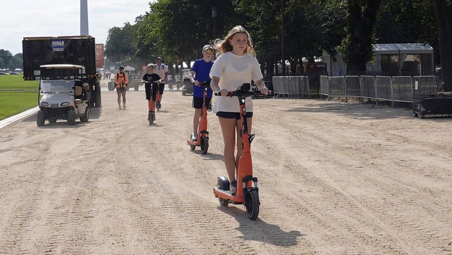 Orang-orang beristirahat di Dolores Park saat terjadi gelombang panas saat suhu naik hingga lebih dari 80 Fahrenheit (26,7 derajat Celcius), di San Francisco, California, AS, 2 Juli 2024. (REUTERS/Emily Steinberger)