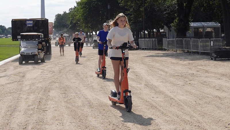 Orang-orang beristirahat di Dolores Park saat terjadi gelombang panas saat suhu naik hingga lebih dari 80 Fahrenheit (26,7 derajat Celcius), di San Francisco, California, AS, 2 Juli 2024. (REUTERS/Emily Steinberger)