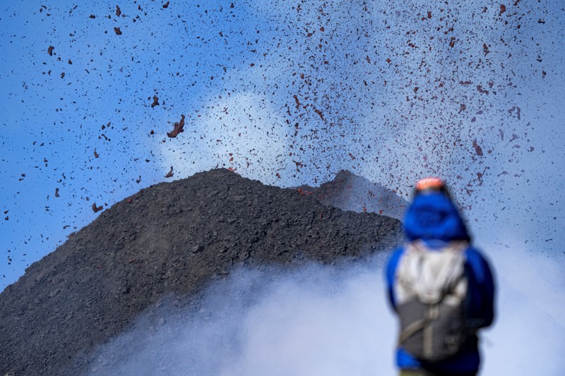 Lava muncul dari kawah Gunung Etna, gunung berapi paling aktif di Eropa, Italia 2 Juli 2024. (REUTERS/Etna Walk/Giuseppe Di Stefano)