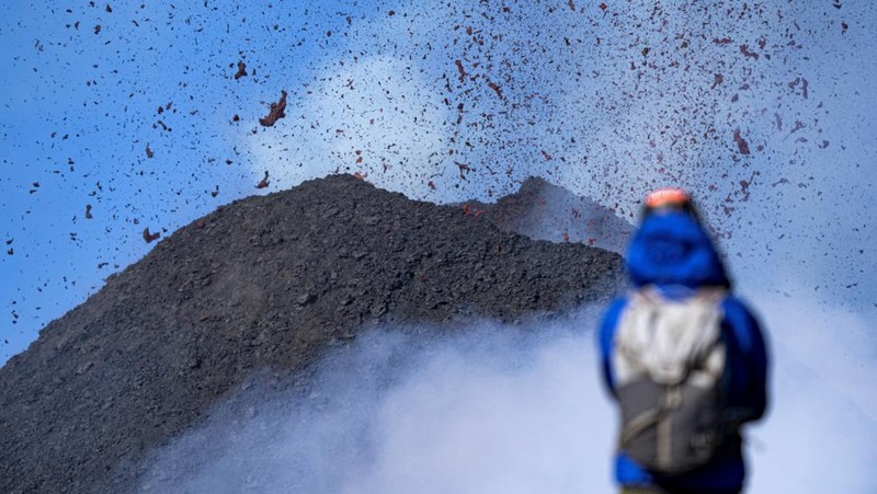 Lava muncul dari kawah Gunung Etna, gunung berapi paling aktif di Eropa, Italia 2 Juli 2024. (REUTERS/Etna Walk/Giuseppe Di Stefano)