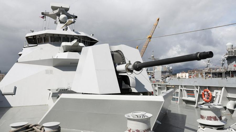 Orang-orang berdiri di dalam lambung KRI Raden Eddy Martadinata selama latihan militer Lingkar Pasifik (RIMPAC) di Pangkalan Gabungan Pearl Harbor-Hickam, Hawaii, AS 3 Juli 2024. (REUTERS/Marco Garcia)