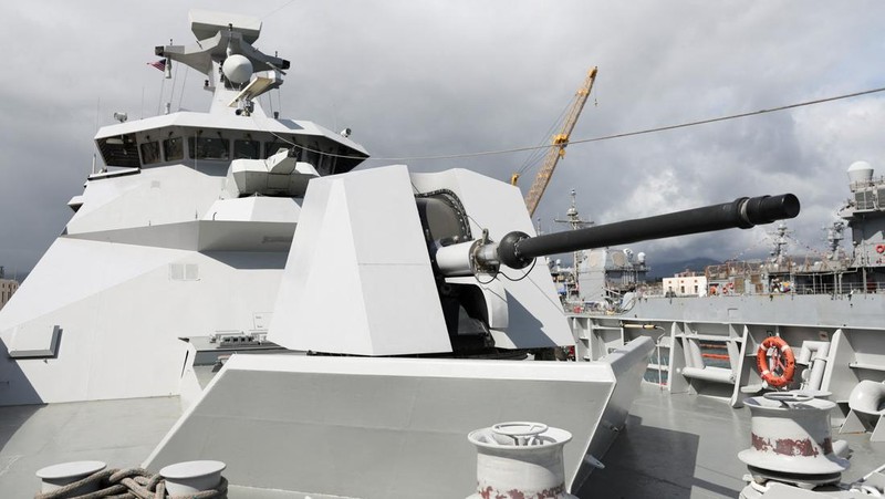 Orang-orang berdiri di dalam lambung KRI Raden Eddy Martadinata selama latihan militer Lingkar Pasifik (RIMPAC) di Pangkalan Gabungan Pearl Harbor-Hickam, Hawaii, AS 3 Juli 2024. (REUTERS/Marco Garcia)