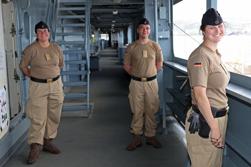 Orang-orang berdiri di dalam lambung KRI Raden Eddy Martadinata selama latihan militer Lingkar Pasifik (RIMPAC) di Pangkalan Gabungan Pearl Harbor-Hickam, Hawaii, AS 3 Juli 2024. (REUTERS/Marco Garcia)