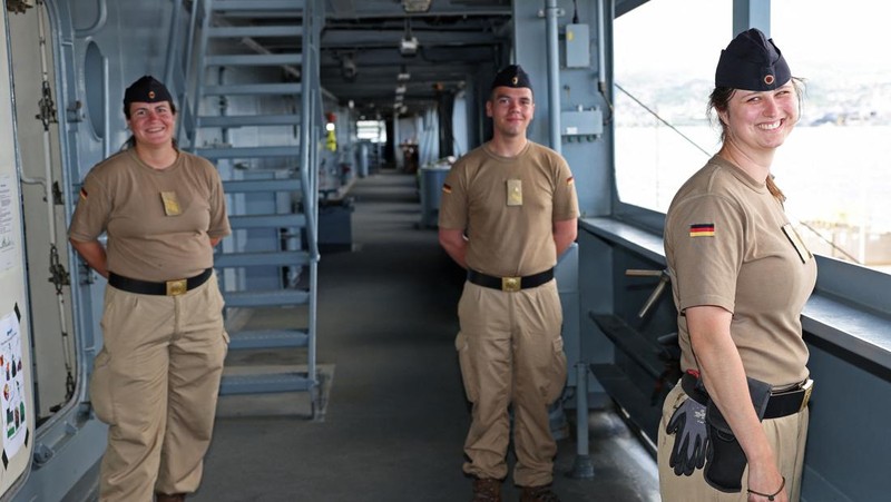 Orang-orang berdiri di dalam lambung KRI Raden Eddy Martadinata selama latihan militer Lingkar Pasifik (RIMPAC) di Pangkalan Gabungan Pearl Harbor-Hickam, Hawaii, AS 3 Juli 2024. (REUTERS/Marco Garcia)