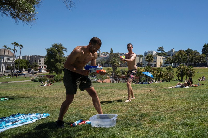 Orang-orang beristirahat di Dolores Park saat terjadi gelombang panas saat suhu naik hingga lebih dari 80 Fahrenheit (26,7 derajat Celcius), di San Francisco, California, AS, 2 Juli 2024. Orang-orang beristirahat di Dolores Park saat terjadi gelombang panas saat suhu naik hingga lebih dari 80 Fahrenheit (26,7 derajat Celcius), di San Francisco, California, AS, 2 Juli 2024. (REUTERS/Emily Steinberger)