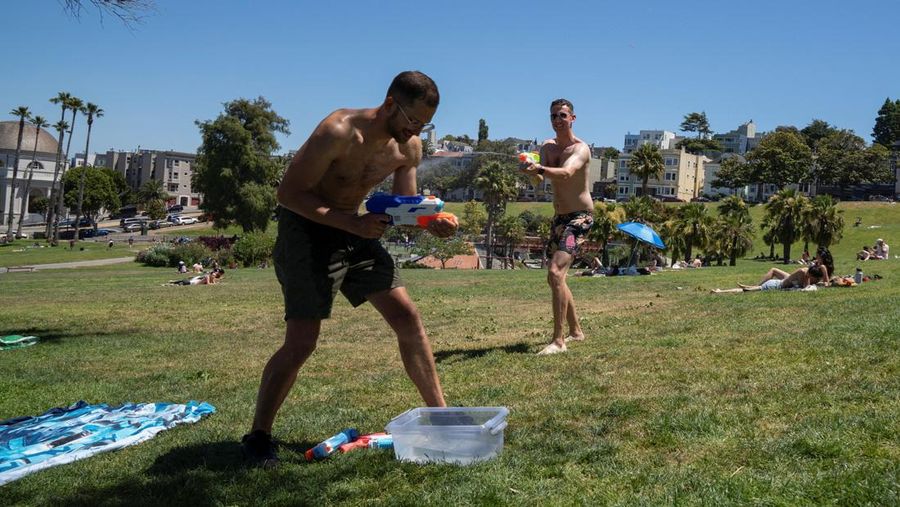 Orang-orang beristirahat di Dolores Park saat terjadi gelombang panas saat suhu naik hingga lebih dari 80 Fahrenheit (26,7 derajat Celcius), di San Francisco, California, AS, 2 Juli 2024. (REUTERS/Emily Steinberger)