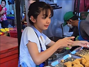 Viral Penjual Ayam Goreng yang Diserbu Pembeli, Disebut Mirip Lisa BLACKPINK