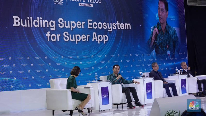 Dirjen Penyelengaraan Pos dan Informatika Kominfo, Wayan Toni Supriyanto saat mewakili Menteri Komunikasi & Informatika RI, Budi Arie Setiadi sebagai pembicara utama dalam Tech & Telco Forum 2024 di Menara Bank Mega, Jakarta, Jumat (5/7/2024). (CNBC Indonesia/Muhammad Sabki)