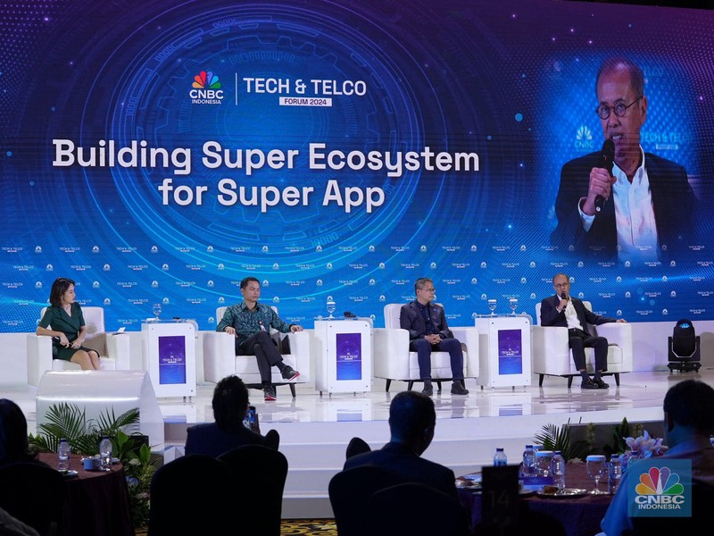 Dirjen Penyelengaraan Pos dan Informatika Kominfo, Wayan Toni Supriyanto saat mewakili Menteri Komunikasi & Informatika RI, Budi Arie Setiadi sebagai pembicara utama dalam Tech & Telco Forum 2024 di Menara Bank Mega, Jakarta, Jumat (5/7/2024). (CNBC Indonesia/Muhammad Sabki)