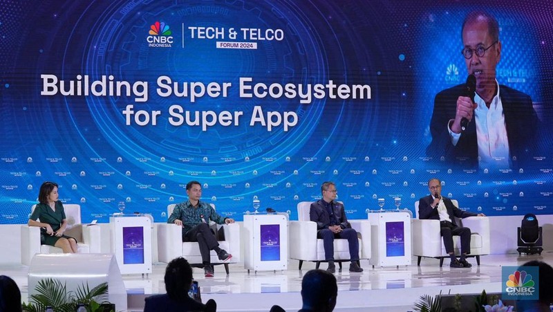 Dirjen Penyelengaraan Pos dan Informatika Kominfo, Wayan Toni Supriyanto saat mewakili Menteri Komunikasi & Informatika RI, Budi Arie Setiadi sebagai pembicara utama dalam Tech & Telco Forum 2024 di Menara Bank Mega, Jakarta, Jumat (5/7/2024). (CNBC Indonesia/Muhammad Sabki)