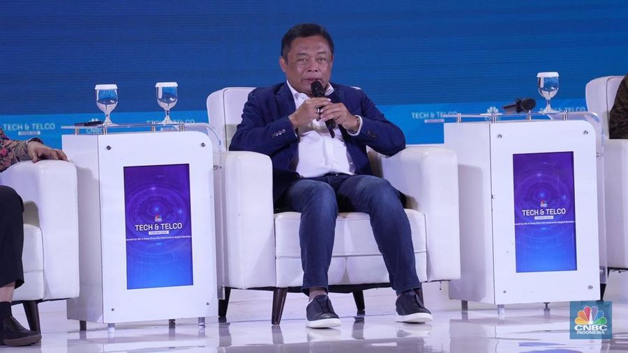 Direktur Utama PT Telkom Indonesia (Persero) Tbk, Ririek Adriansyah dalam Tech & Telco Forum 2024 di Menara Bank Mega, Jakarta, Jumat (5/7/2024). (CNBC Indonesia/Muhammad Sabki)