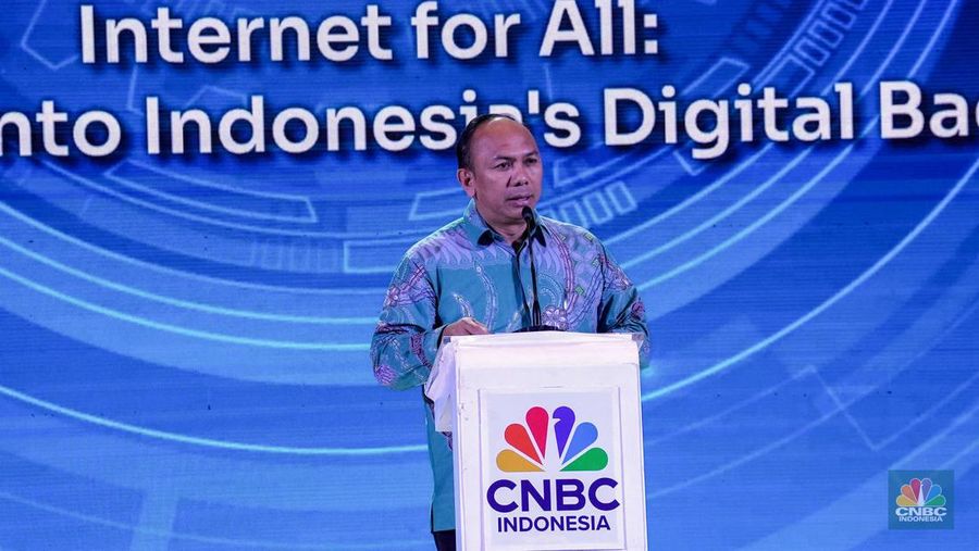 Dirjen Penyelengaraan Pos dan Informatika Kominfo, Wayan Toni Supriyanto saat mewakili Menteri Komunikasi & Informatika RI, Budi Arie Setiadi sebagai pembicara utama dalam Tech & Telco Forum 2024 di Menara Bank Mega, Jakarta, Jumat (5/7/2024). (CNBC Indonesia/Muhammad Sabki)