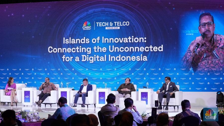 Dirjen Penyelengaraan Pos dan Informatika Kominfo, Wayan Toni Supriyanto saat mewakili Menteri Komunikasi & Informatika RI, Budi Arie Setiadi sebagai pembicara utama dalam Tech & Telco Forum 2024 di Menara Bank Mega, Jakarta, Jumat (5/7/2024). (CNBC Indonesia/Muhammad Sabki)
