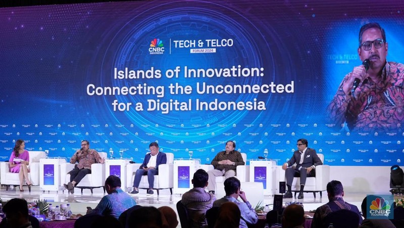 Dirjen Penyelengaraan Pos dan Informatika Kominfo, Wayan Toni Supriyanto saat mewakili Menteri Komunikasi & Informatika RI, Budi Arie Setiadi sebagai pembicara utama dalam Tech & Telco Forum 2024 di Menara Bank Mega, Jakarta, Jumat (5/7/2024). (CNBC Indonesia/Muhammad Sabki)